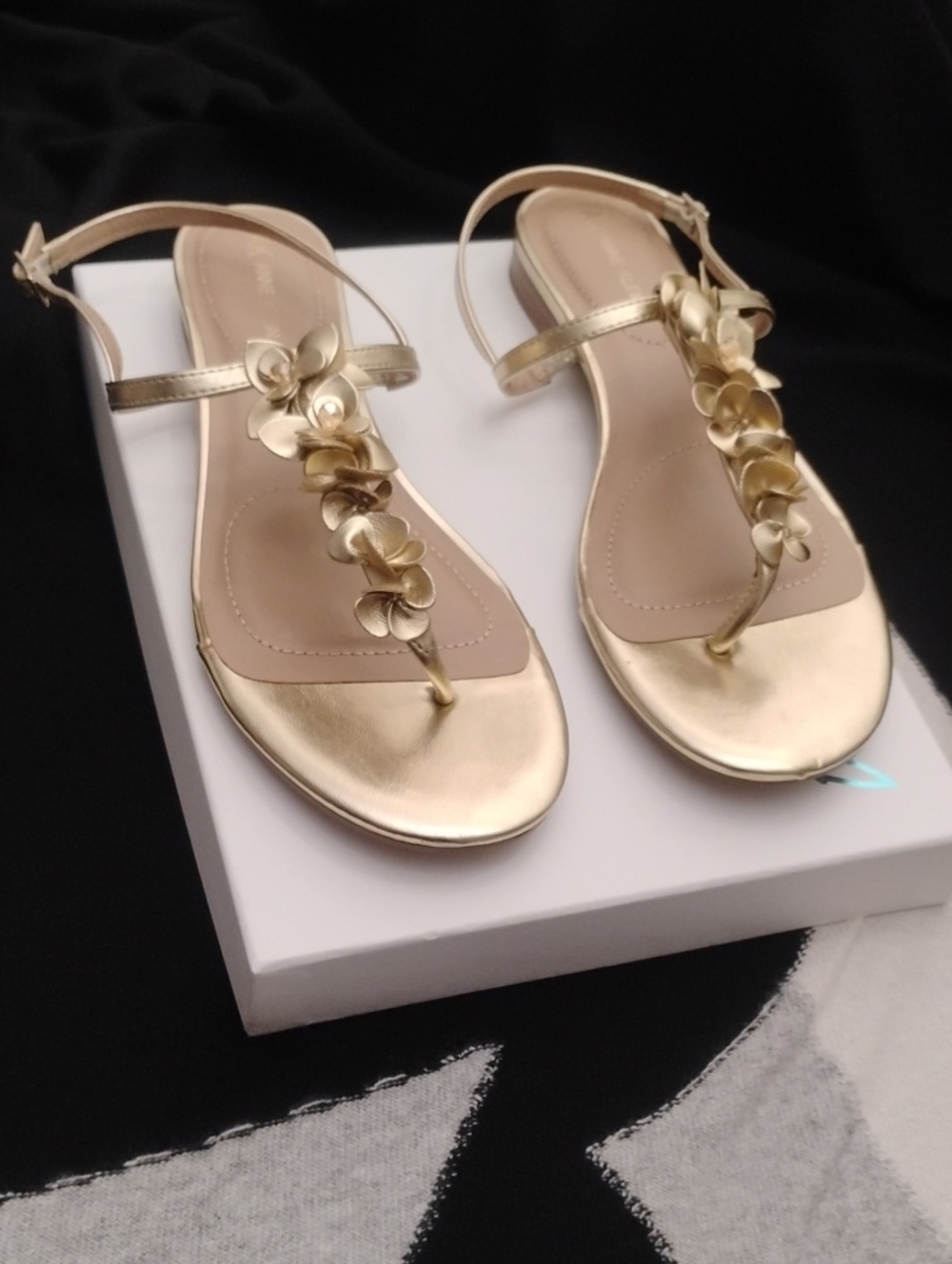 Anne Klein Flavia Iflex Metallic Gold Floral Embellished Thong Sandals Sz 10 NEW